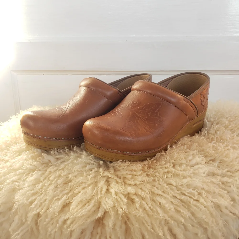 🌟SEE NEW LISTING🌟HP!🌾Limited Edition☆Dansko Honey Clogs☆Floral Embossed☆EU39- - Picture 9 of 16